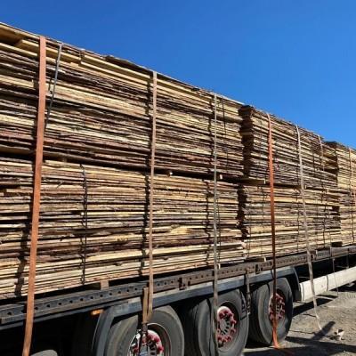 Skład drewna na samochodzie ciężarowym