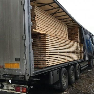 drewno na naczepie samochodu ciężarowego